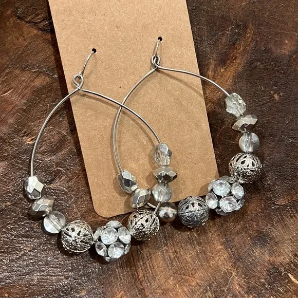 Vintage Jewelry Silver Hoop Earrings With Multi Textured Sized Beads - Picture 8 of 9